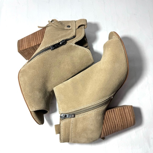 Women's Marc Fisher Taupe Suede Novice Peep Toe Ankle Bootie 8M Fringe Zipper - Picture 10 of 16